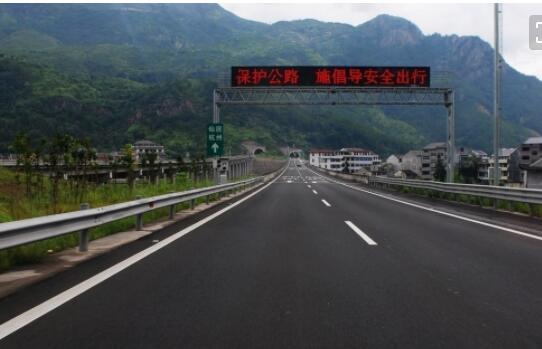 對于高速收費(fèi)熱點(diǎn)問題：**允許借機(jī)違規(guī)漲價